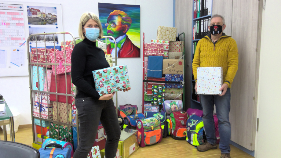 Schüler des Scheffel-Gymnasiums packen Weihnachtspäckchen für Rumänien