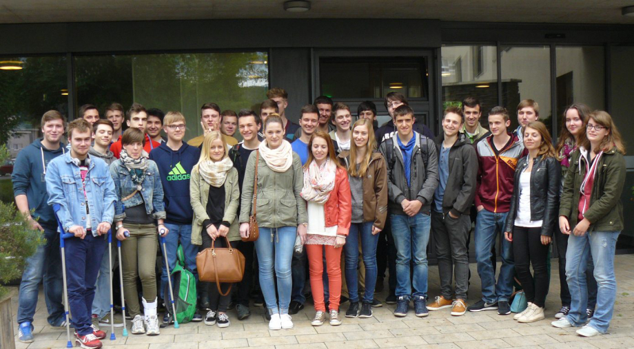 Die Abiturienten der Wirtschaftskurse besuchten das Seniorenzentrum St. Franziskus
